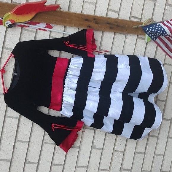 BLACK &. WHITE DRESS - Picture 2 of 11